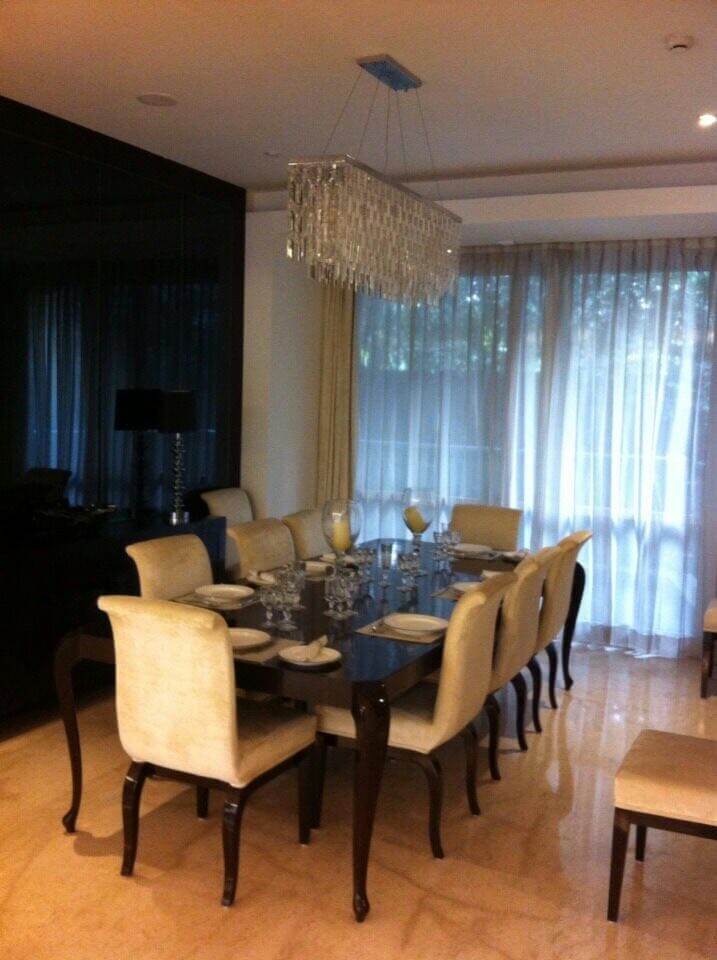 A Classical Touch in Dining Room