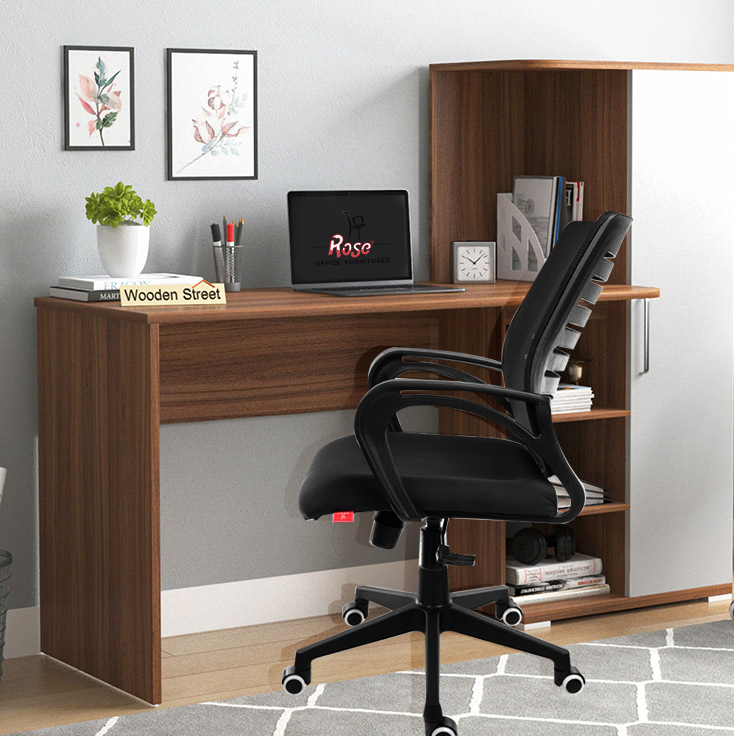 Modern Office With Executive chair And Table